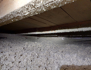 Zateplení stropu řadového domu pomocí foukané izolace